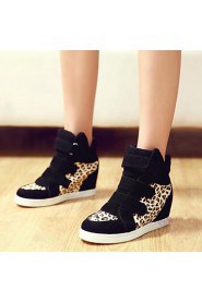 Women's Shoes Leatherette Wedge Heel Wedges / Closed Toe Fashion Sneakers Outdoor / Casual Black / Red