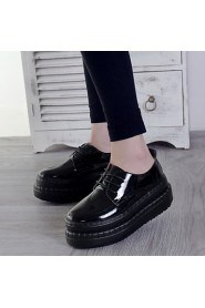 Women's Shoes Patent Leather Flat Heel Platform / Comfort Fashion Sneakers Outdoor / Dress / Casual Black / White