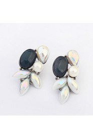 Women's Beautiful Leaf Type Pearl Stud Earrings