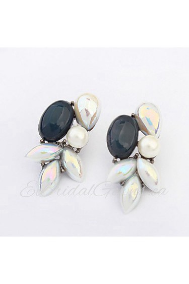 Women's Beautiful Leaf Type Pearl Stud Earrings