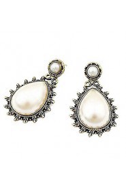 Double Roma Boutique Carved Retro Peach Heart Pearl Drop Earrings