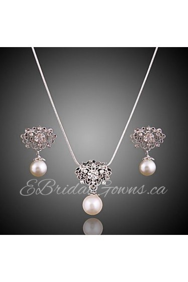 A beautifully filled pearl silver plated suit (necklace) (earrings)