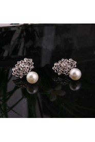 A beautifully filled pearl silver plated suit (necklace) (earrings)