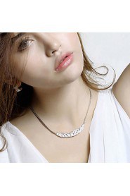 Women's Retro noble twist shape alloy diamond necklace clavicle