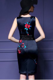 Sheath / Column Knee-length Sleeveless Scoop Embroidery Mother of the Bride Dress