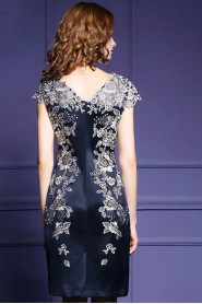 Sheath / Column Lace Knee-length Short Sleeve V-neck Embroidery Mother of the Bride Dress