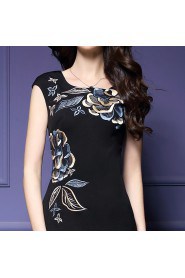 Sheath / Column Knee-length Sleeveless Scoop Embroidery Mother of the Bride Dress