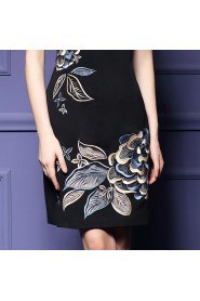 Sheath / Column Knee-length Sleeveless Scoop Embroidery Mother of the Bride Dress