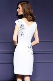 Sheath / Column Knee-length Sleeveless Scoop Embroidery Mother of the Bride Dress