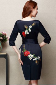 Knee-length 3/4 Length Sleeve Scoop Embroidery Mother of the Bride Dress